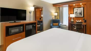 Standard Room, 1 King Bed, Non Smoking | Hypo-allergenic bedding, desk, iron/ironing board