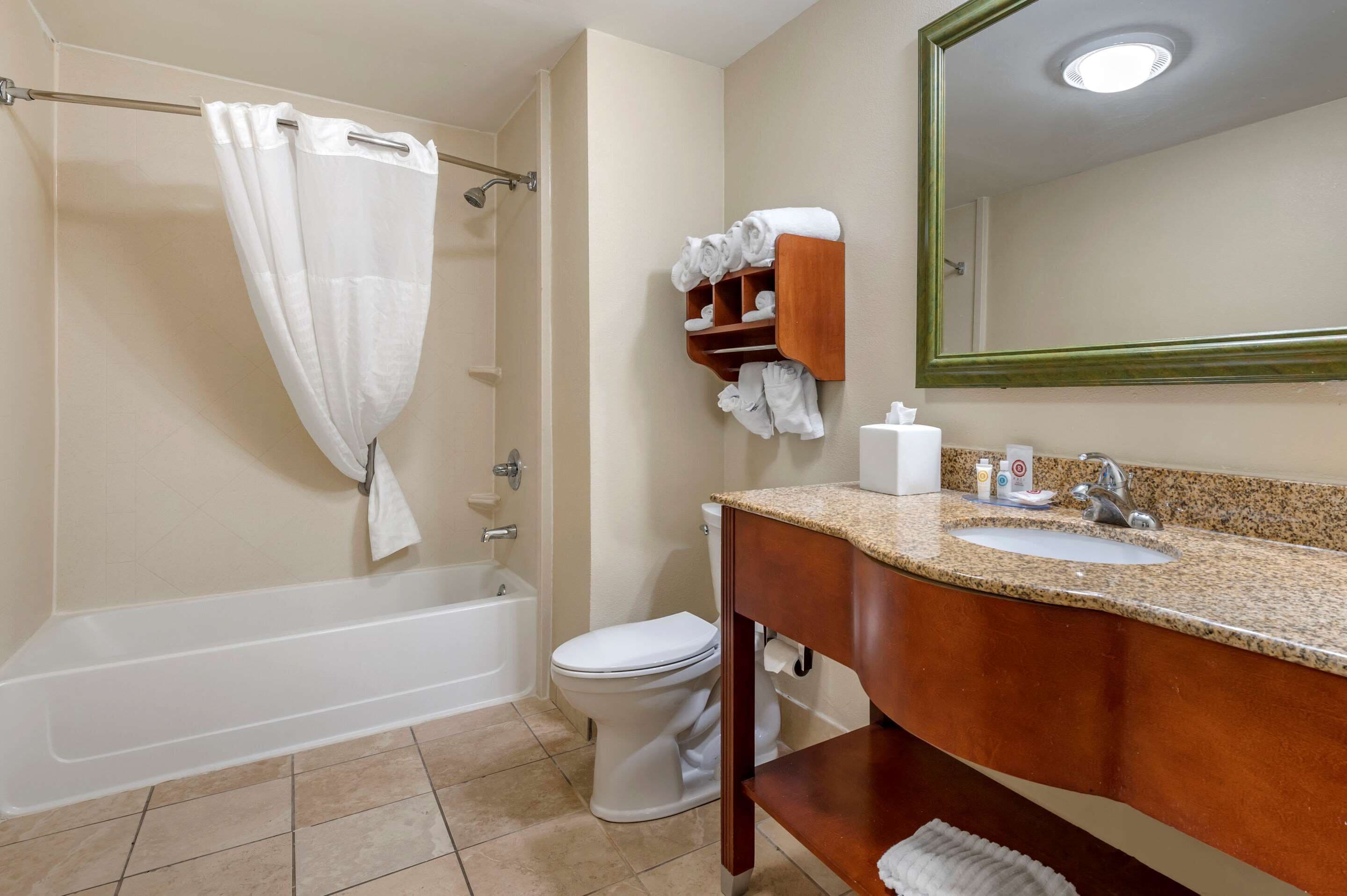 combined shower/bathtub, jetted bath, free toiletries, hair dryer