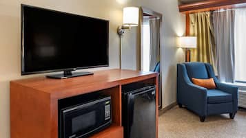 Standard Room, 1 King Bed, Non Smoking, Hot Tub | Hypo-allergenic bedding, desk, iron/ironing board, free cots/infant beds