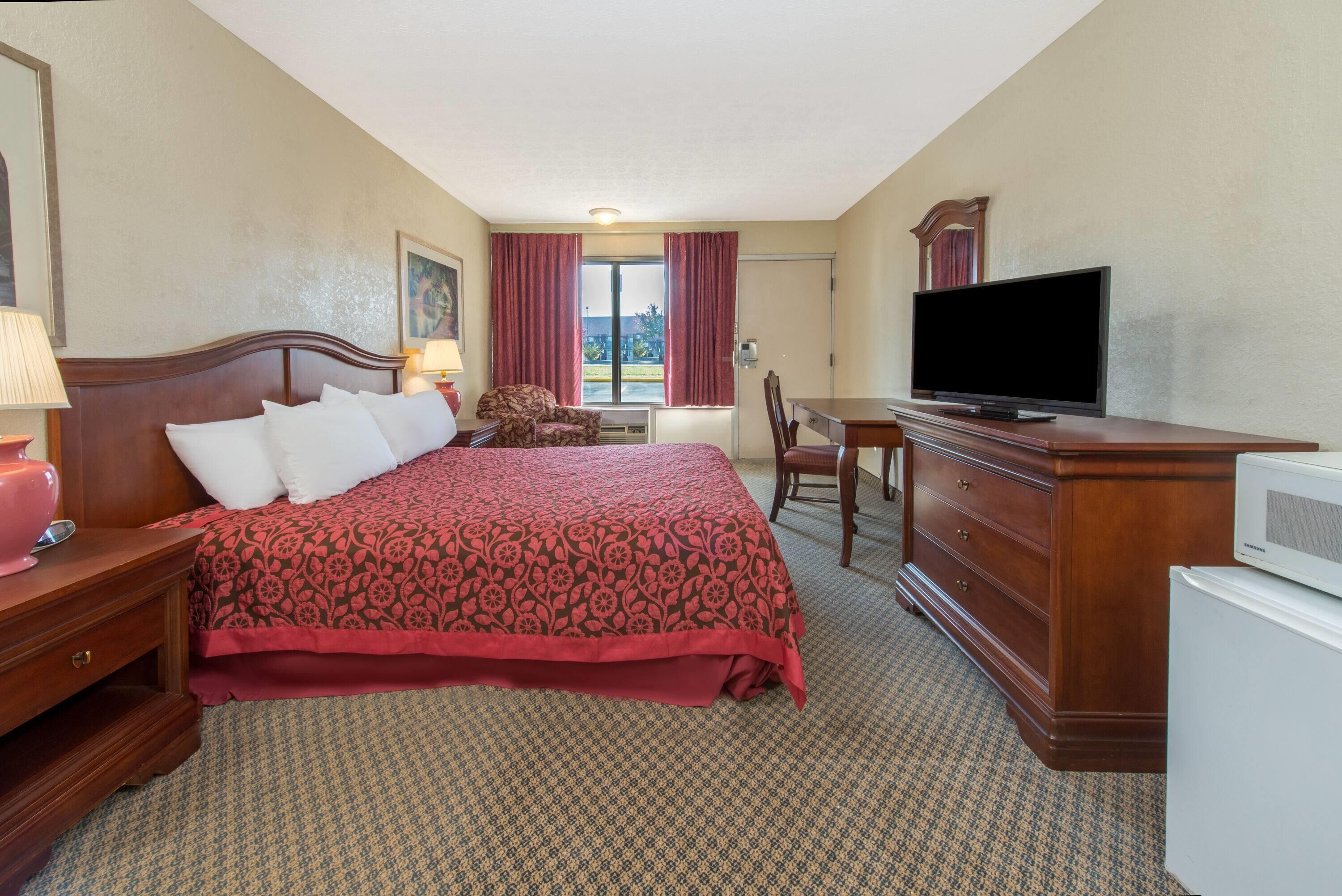 Standard Room, 1 King Bed, Smoking | Desk, blackout drapes, iron/ironing board, free WiFi