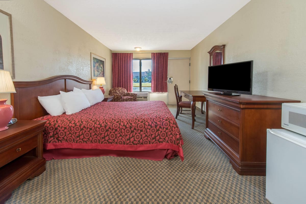 Standard Room, 1 King Bed, Smoking | Desk, blackout curtains, iron/ironing board, free WiFi