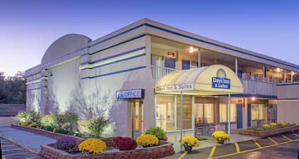 Days Inn & Suites by Wyndham Dayton North