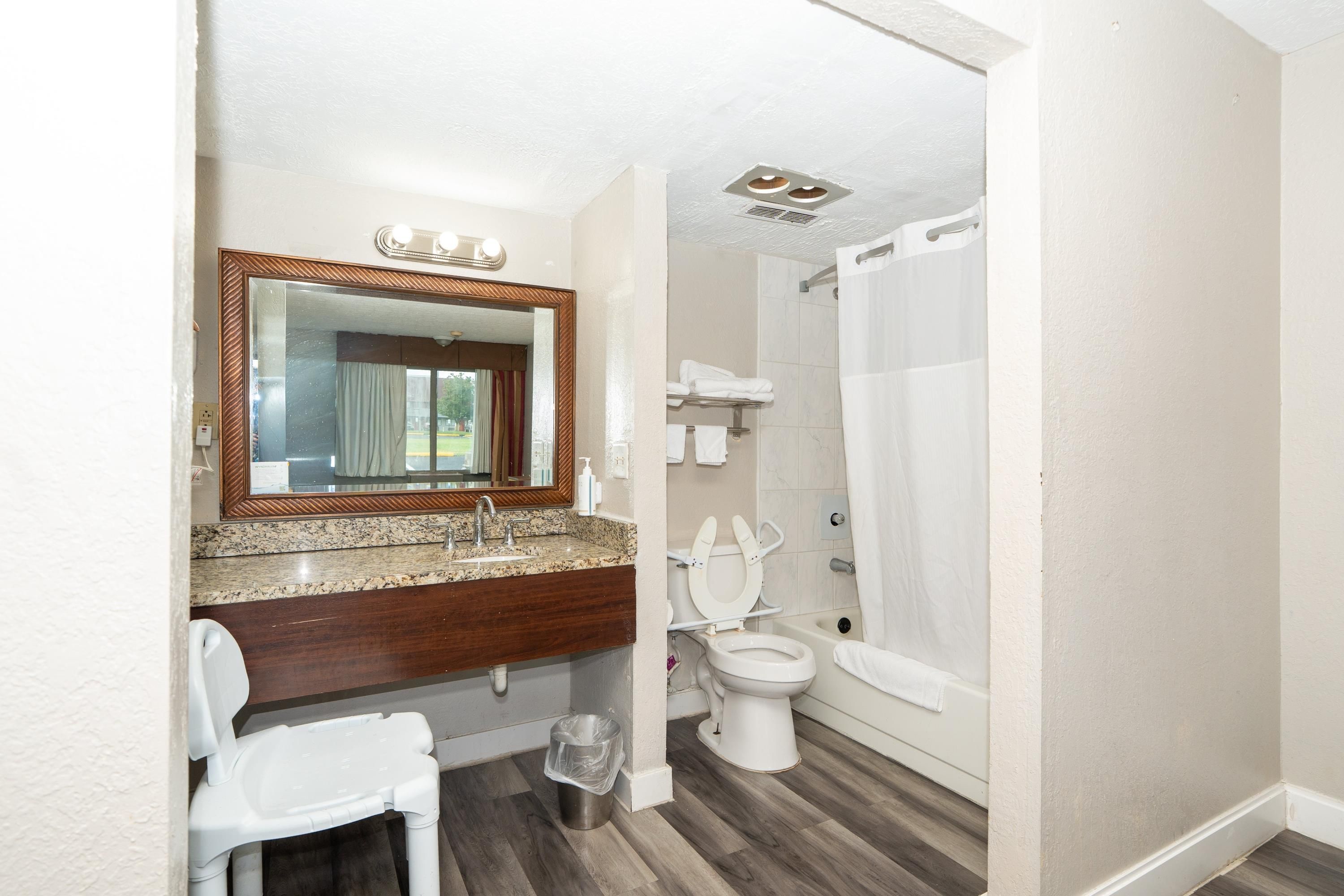 Un bagno con lavabo, specchio, servizi igienici e doccia.