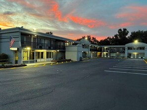 Exterior - Days Inn & Suites by Wyndham Dayton North (Dayton)