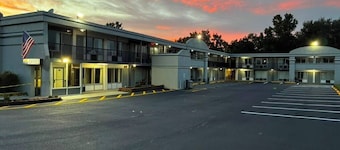 Days Inn & Suites by Wyndham Dayton North