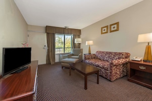 Escritorio, cortinas blackout y tabla de planchar con plancha