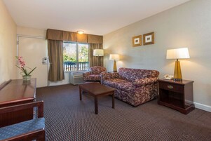 Escritorio, cortinas blackout y tabla de planchar con plancha 