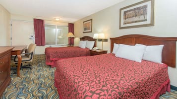 Escritorio, cortinas blackout y tabla de planchar con plancha