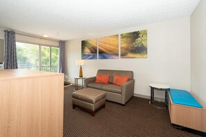 Room - Days Inn & Suites by Wyndham Dayton North (Dayton)