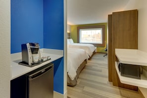 Standardzimmer, 2 Queen-Betten, barrierefrei (Mobility, Accessible Tub) | Zimmersafe, Bügeleisen/Bügelbrett, kostenloses WLAN, Bettwäsche