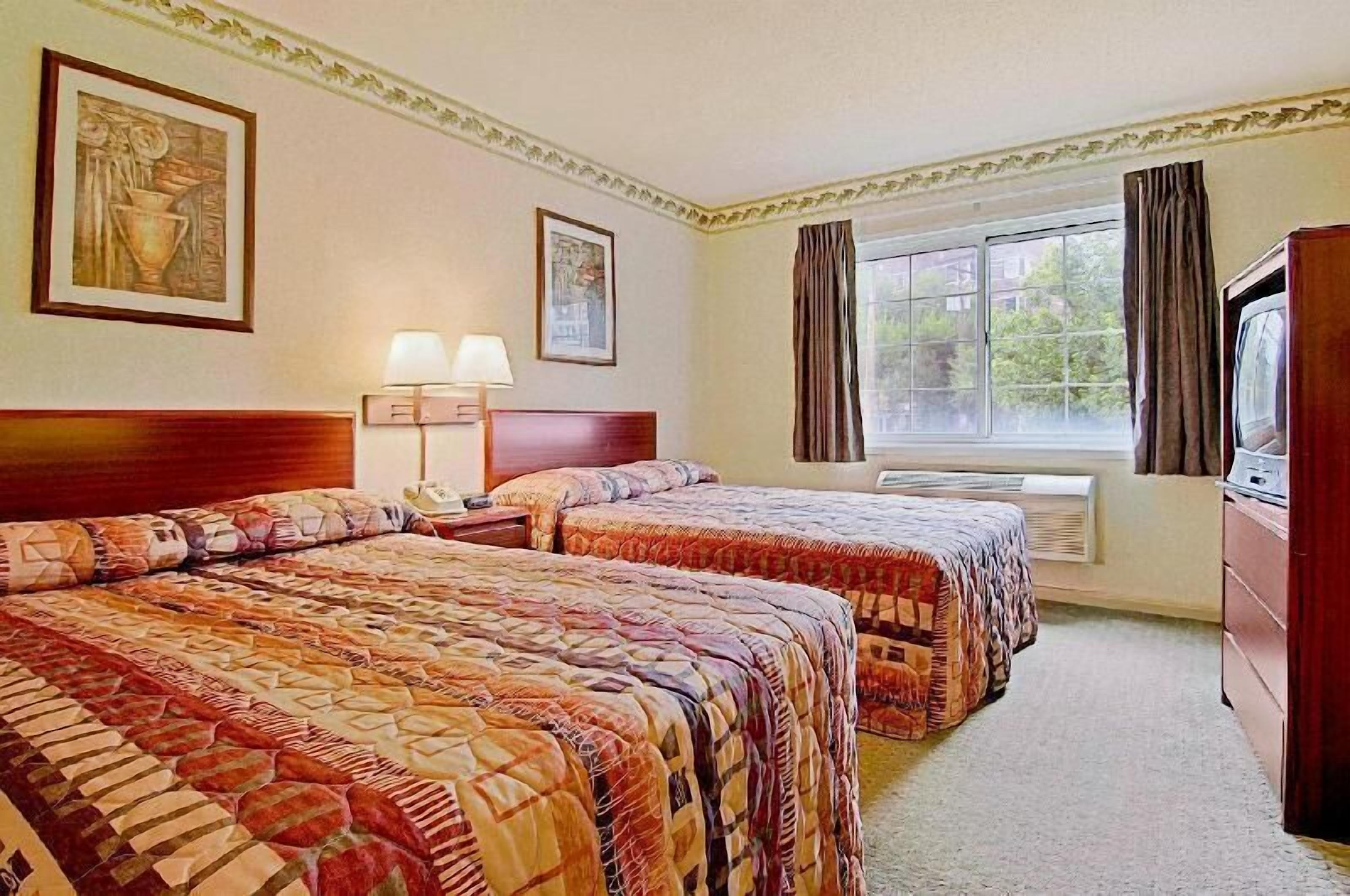 Premium bedding, in-room safe, desk, iron/ironing board