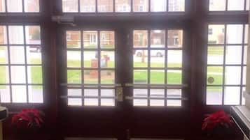 Check-in/check-out kiosk