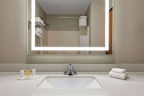 Combined shower/bathtub, free toiletries, hair dryer, towels