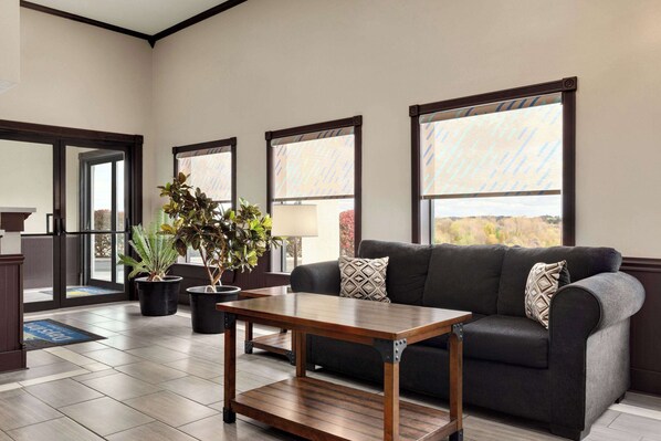 Lobby - Days Inn by Wyndham Hillsboro (Hillsboro)