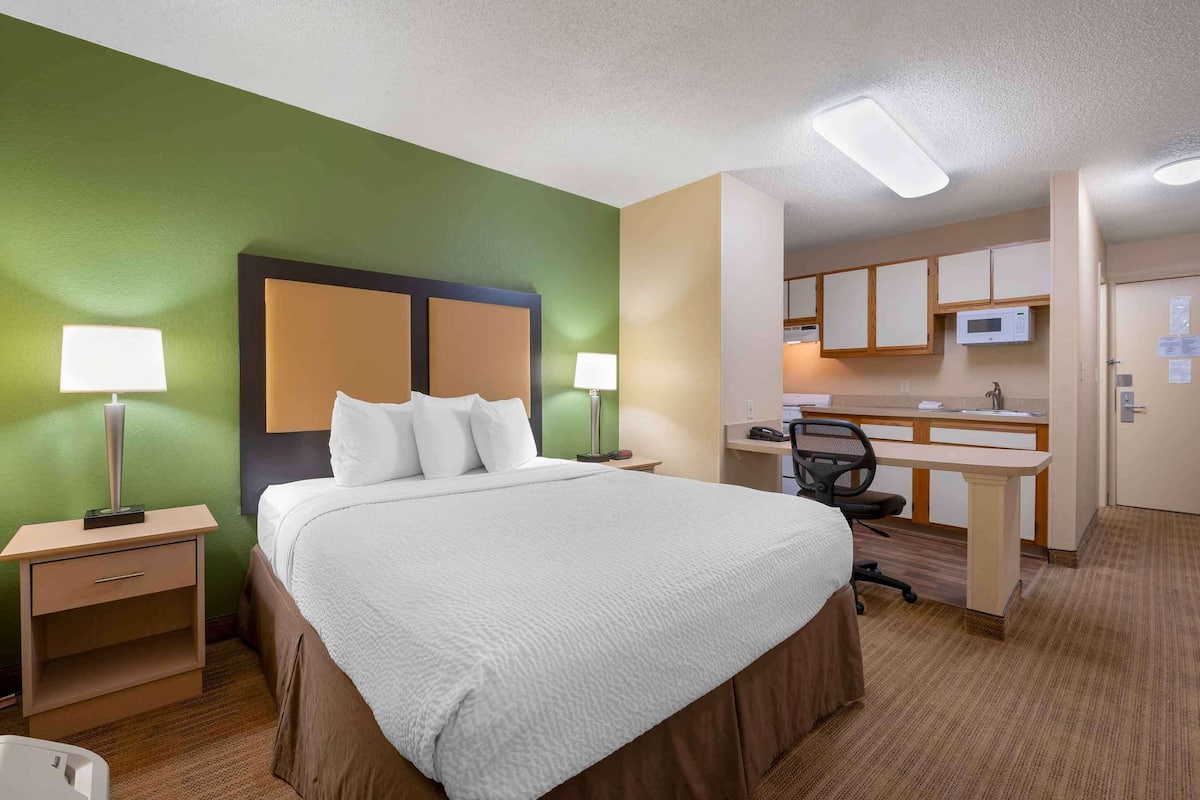 Senge med topmadrasser, skrivebord, arbejdsområde til bærbare computere