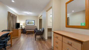 Deluxe Studio, 1 Queen Bed with Sofa bed, Non Smoking | Pillowtop beds, desk, laptop workspace, blackout drapes