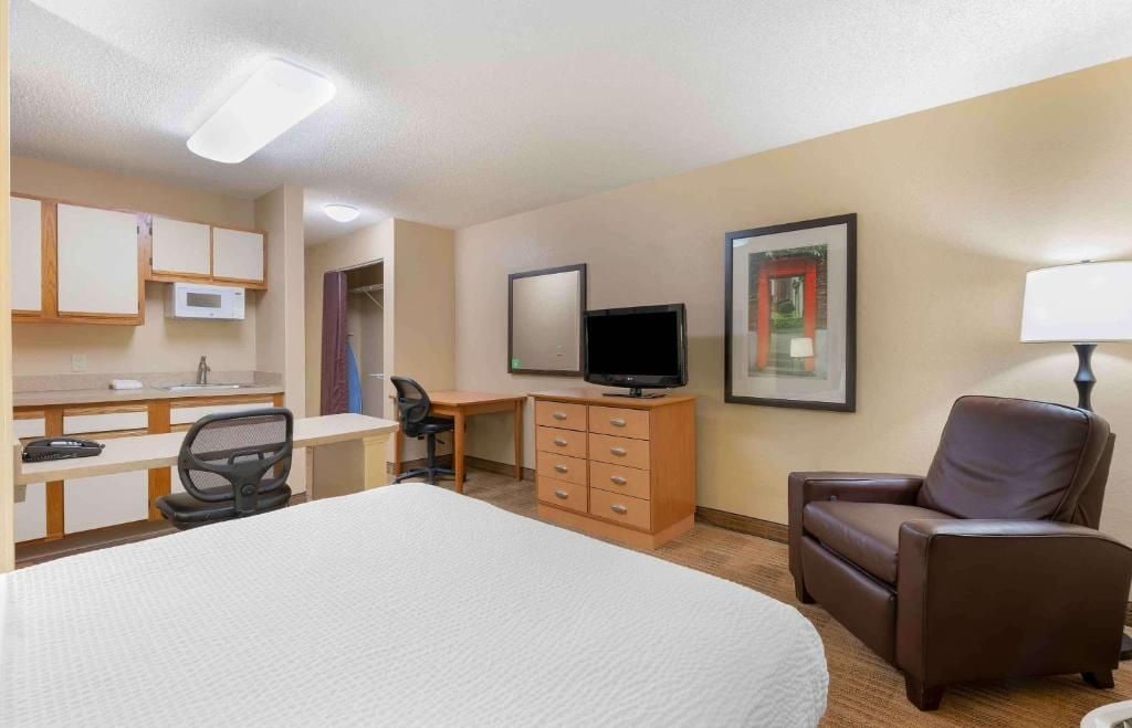 Pillowtop beds, desk, laptop workspace, blackout drapes