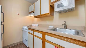 Jääkaappi, mikroaaltouuni, kahvin-/teenkeitin