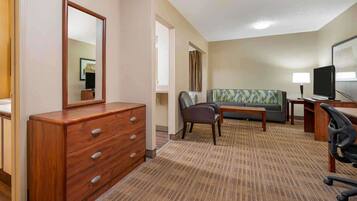 Deluxe Studio, 1 Queen Bed with Sofa bed, Non Smoking | Desk, laptop workspace, iron/ironing board, free WiFi