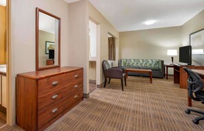 Deluxe Studio, 1 Queen Bed with Sofa bed, Non Smoking