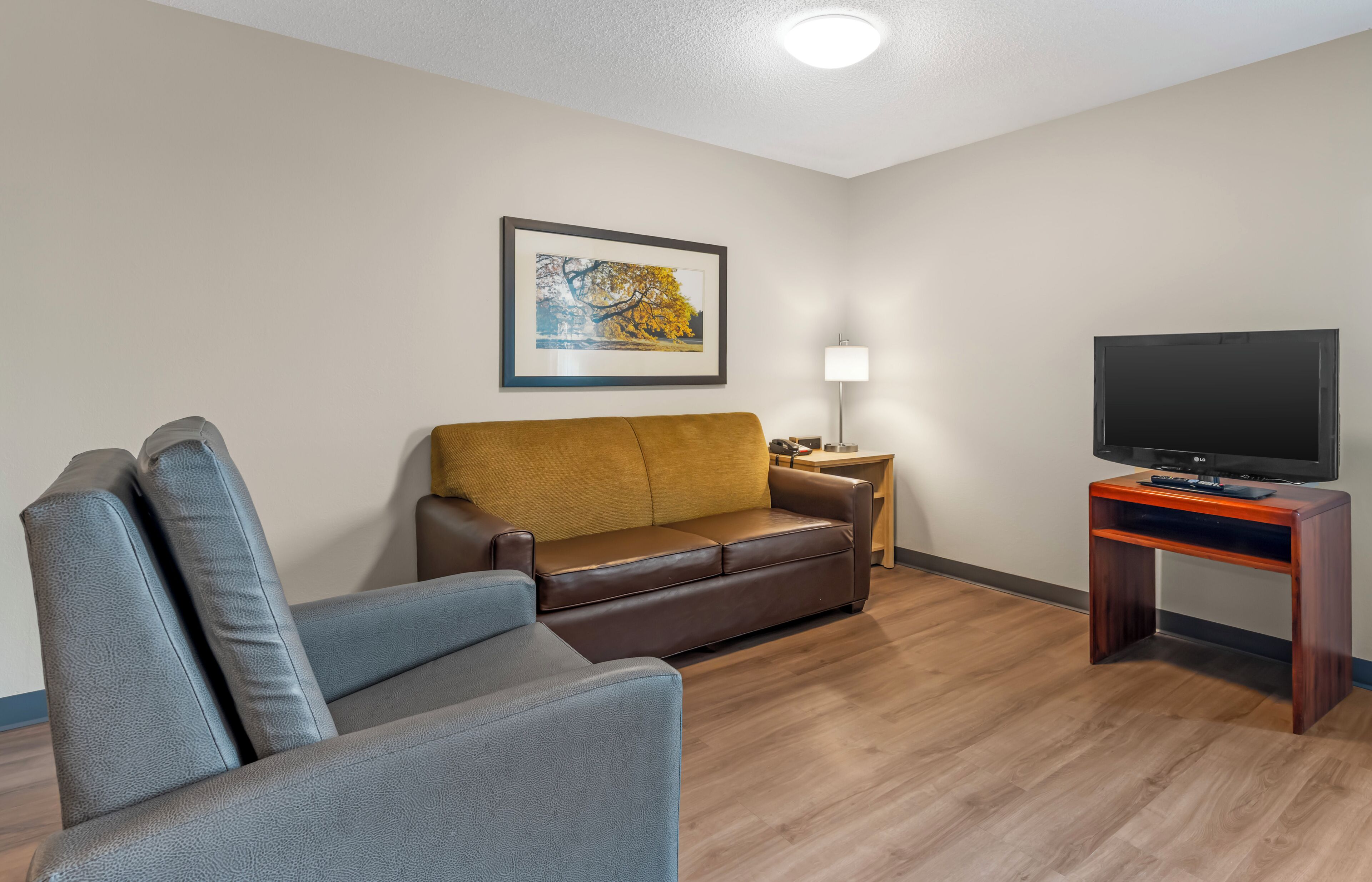 Desk, laptop workspace, iron/ironing board, free WiFi