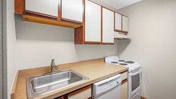 Deluxe Studio, 1 Queen Bed with Sofa bed, Non Smoking | Private kitchen | Coffee/tea maker, fridge, microwave, oven