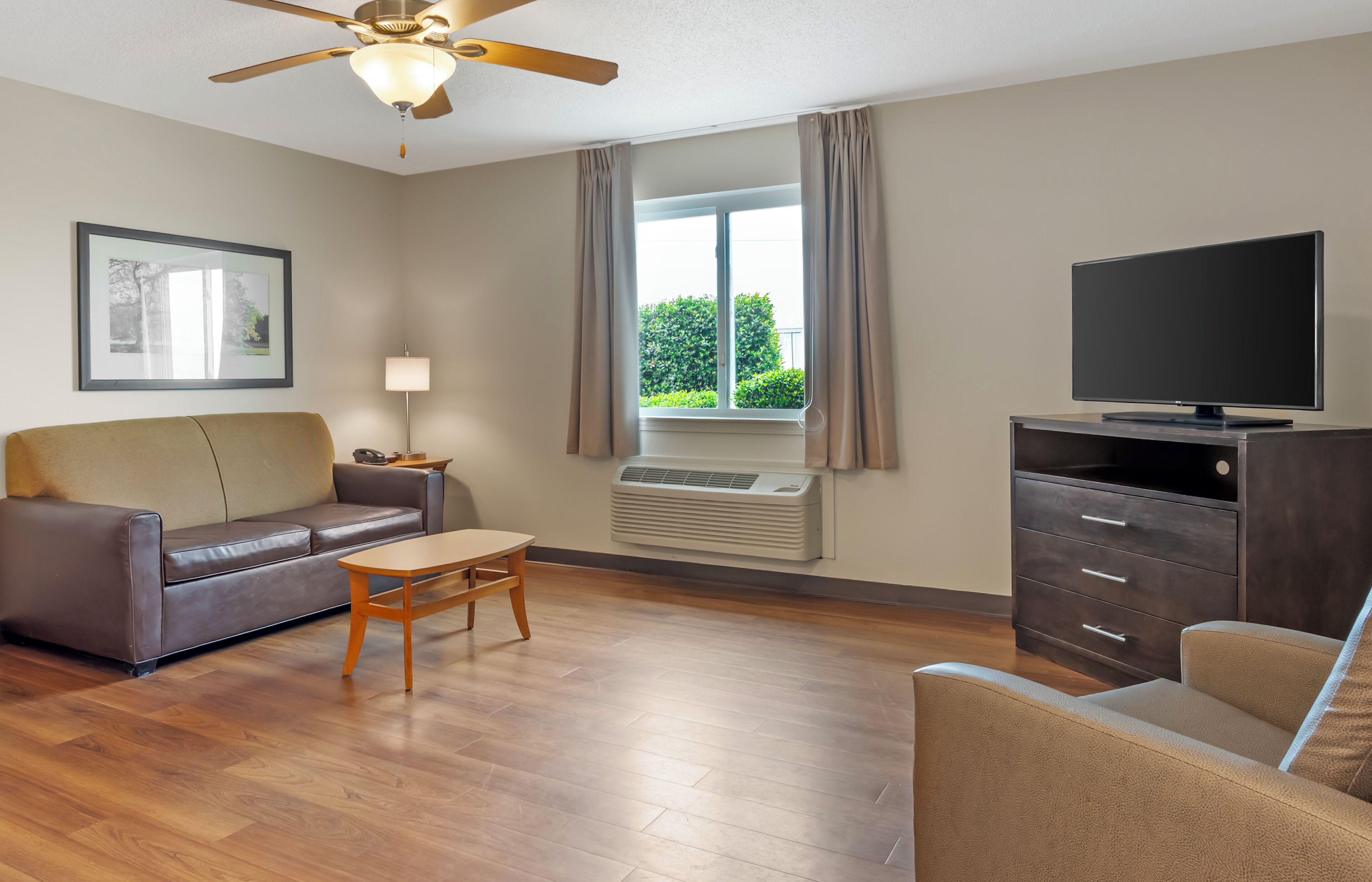 Desk, laptop workspace, iron/ironing board, free WiFi
