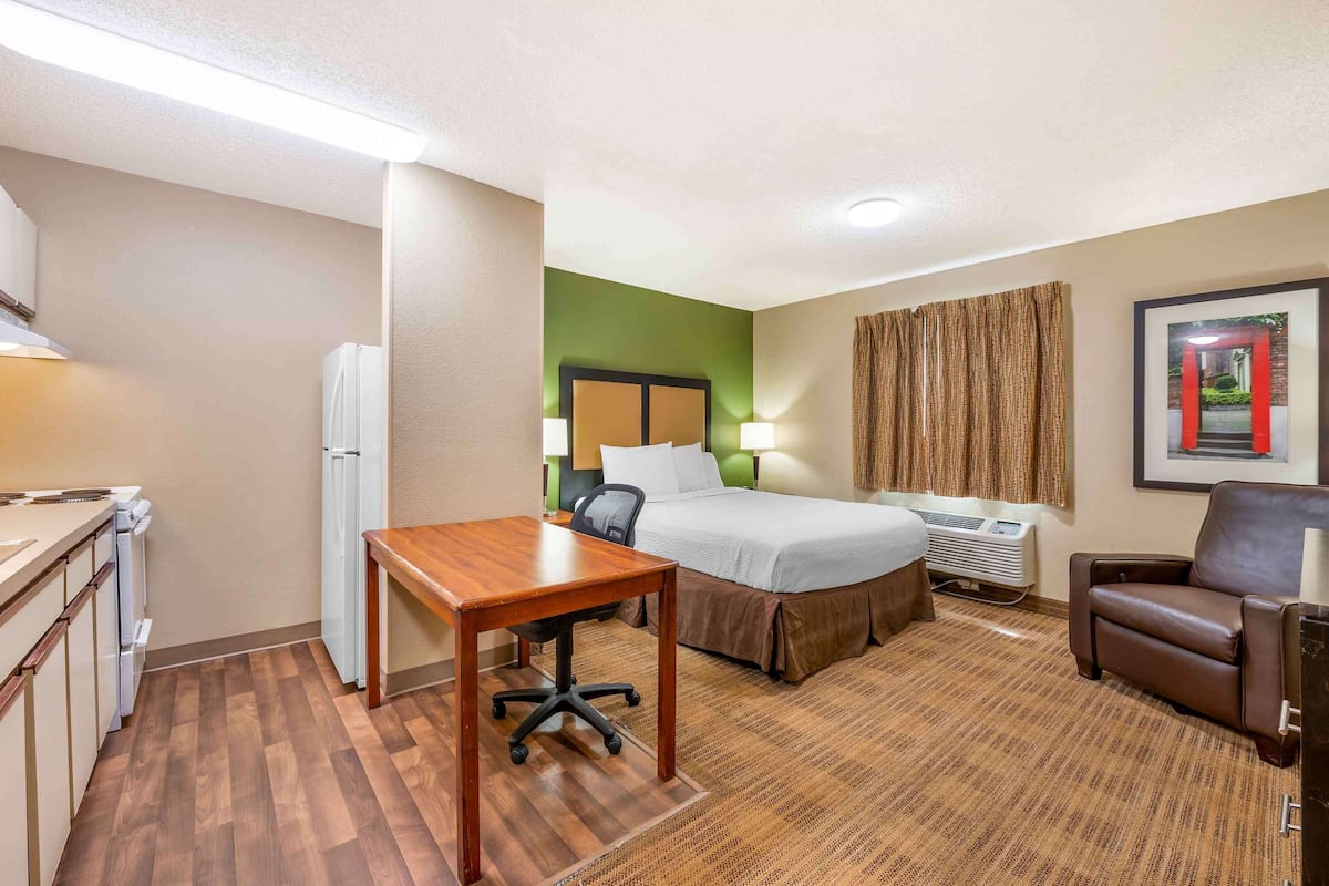 Desk, laptop workspace, iron/ironing board, free WiFi