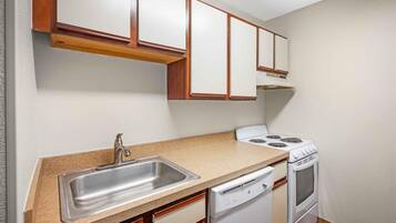 Deluxe Studio, 1 Queen Bed with Sofa bed, Non Smoking | Private kitchen | Coffee/tea maker, fridge, microwave, oven