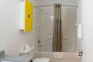 Studio | Bathroom | Combined shower/tub, free toiletries, towels, toilet paper - Studio Lodge Springdale Cincinnati  (Cincinnati)