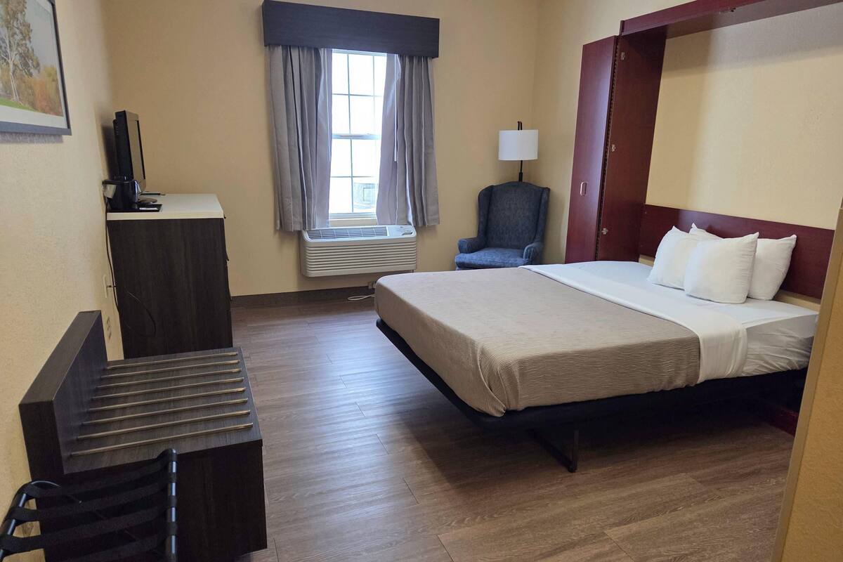 Room, 1 Queen Bed, Accessible, Non Smoking | In-room safe, blackout drapes, iron/ironing board, WiFi (free)