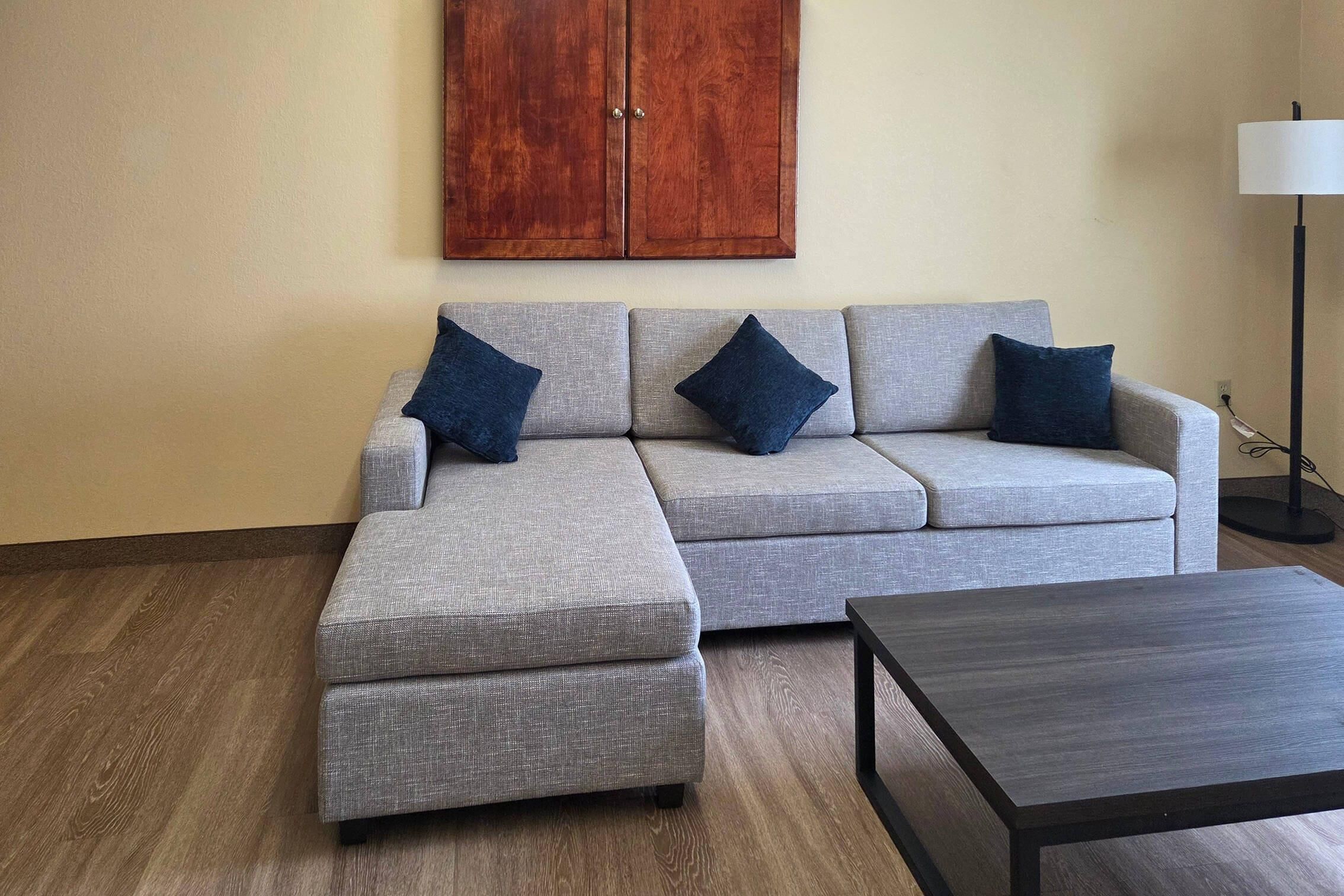 Cofres nos quartos, cortinas blackout, ferros/tábuas de passar roupa