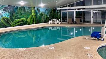 室内游泳池,08:00 至 23:00 开放,日光浴躺椅