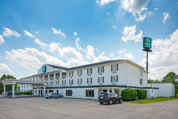 Un hôtel doté d’un parking couvert, de nombreuses fenêtres et d’une enseigne indiquant qu’il s’agit d’un Quality Inn & Suites.