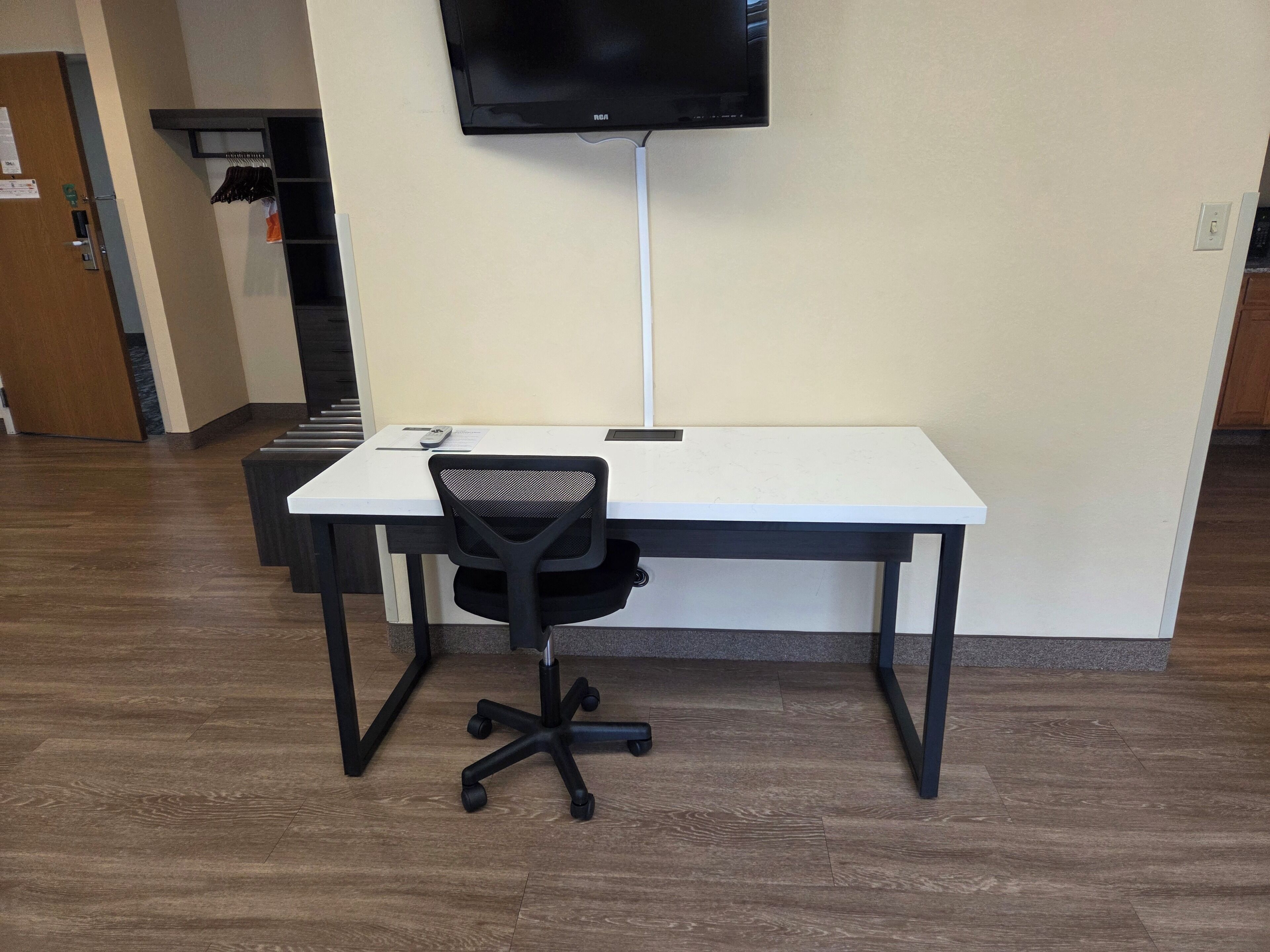 room, 1 queen bed, accessible, non smoking | in-room safe, blackout curtains, iron/ironing board, free wifi