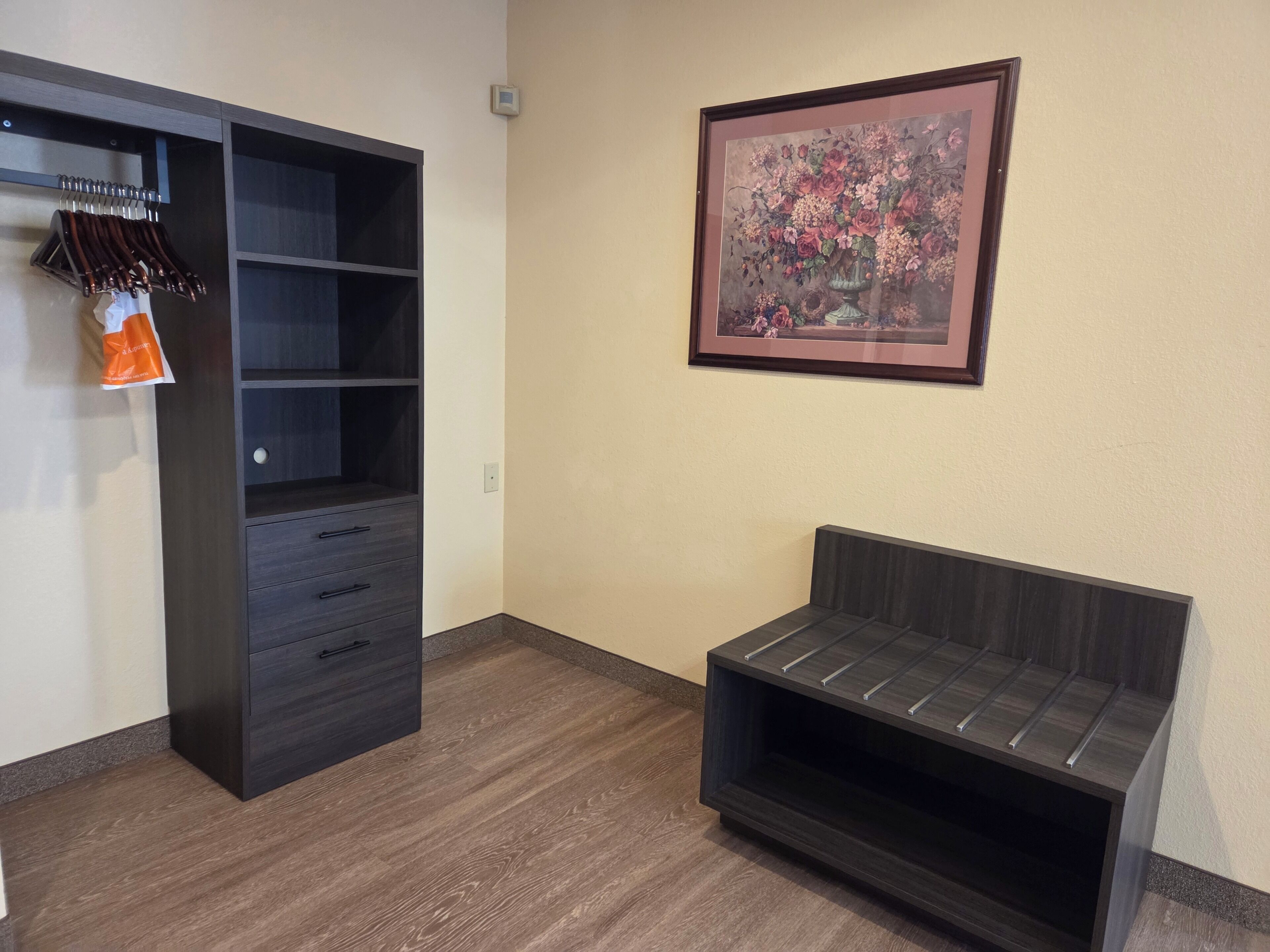 room, 1 queen bed, accessible, non smoking | in-room safe, blackout curtains, iron/ironing board, free wifi