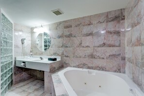 Room, 1 King Bed, Non Smoking | Bathroom | Combined shower/bathtub, free toiletries, hair dryer, towels - University Hotel & Suites (Cleveland)