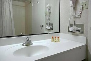 Chambre, 1 lit une place, accessible aux personnes à mobilité réduite | Lavabo de la salle de bain
