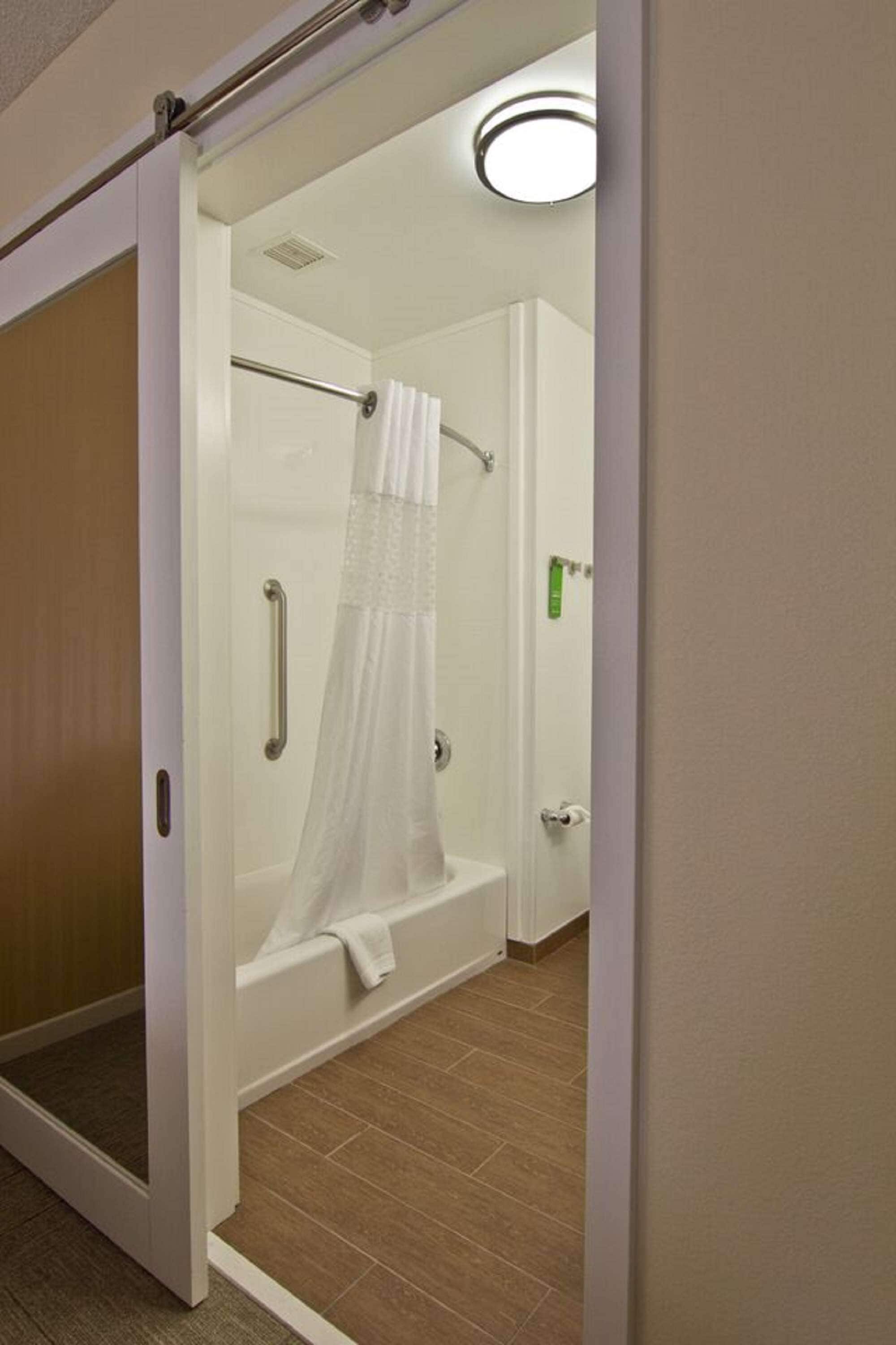 shower, hydromassage showerhead, free toiletries, hair dryer