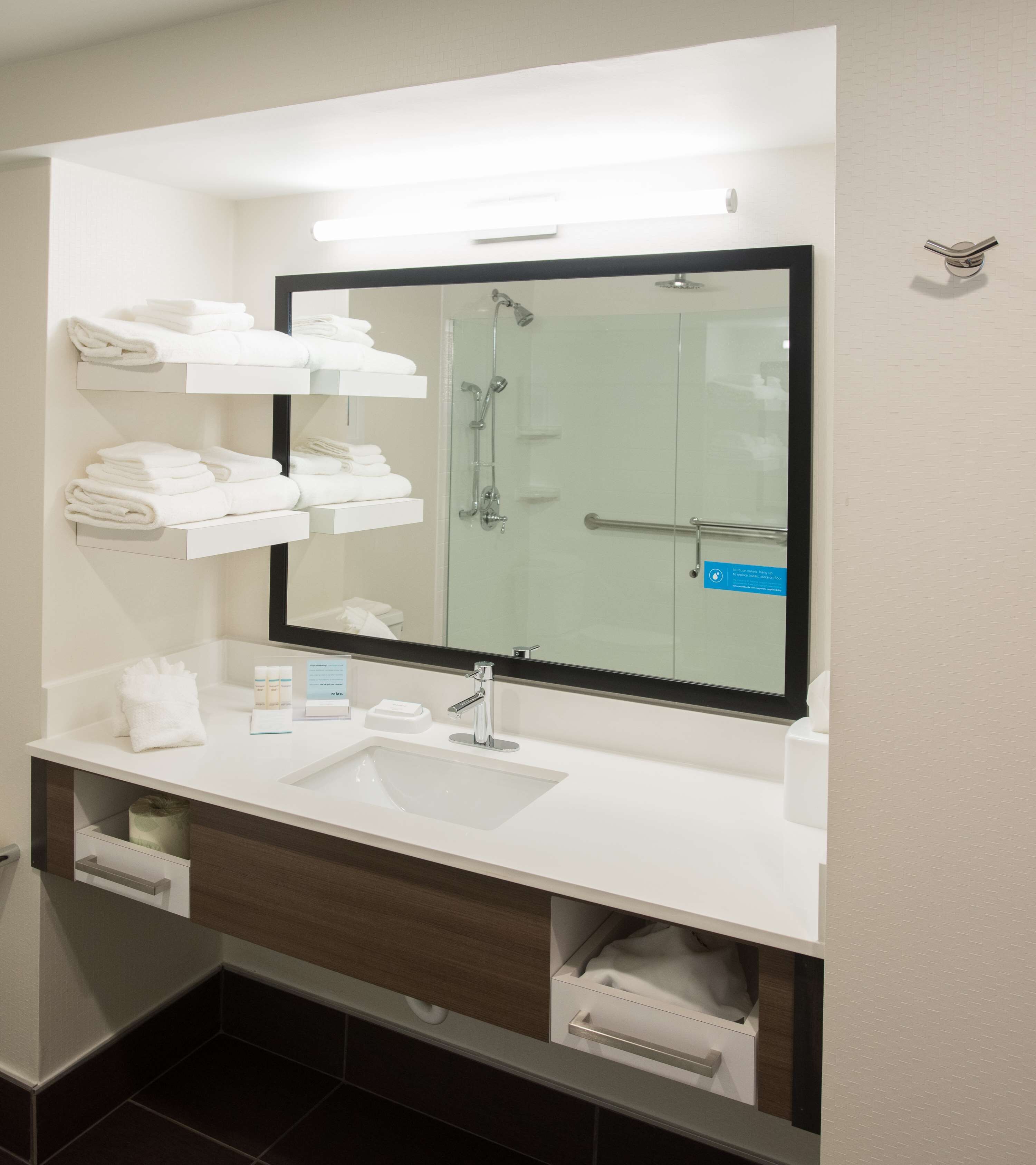 suite, 1 king bed, non smoking | bathroom | combined shower/bathtub, free toiletries, hair dryer, towels