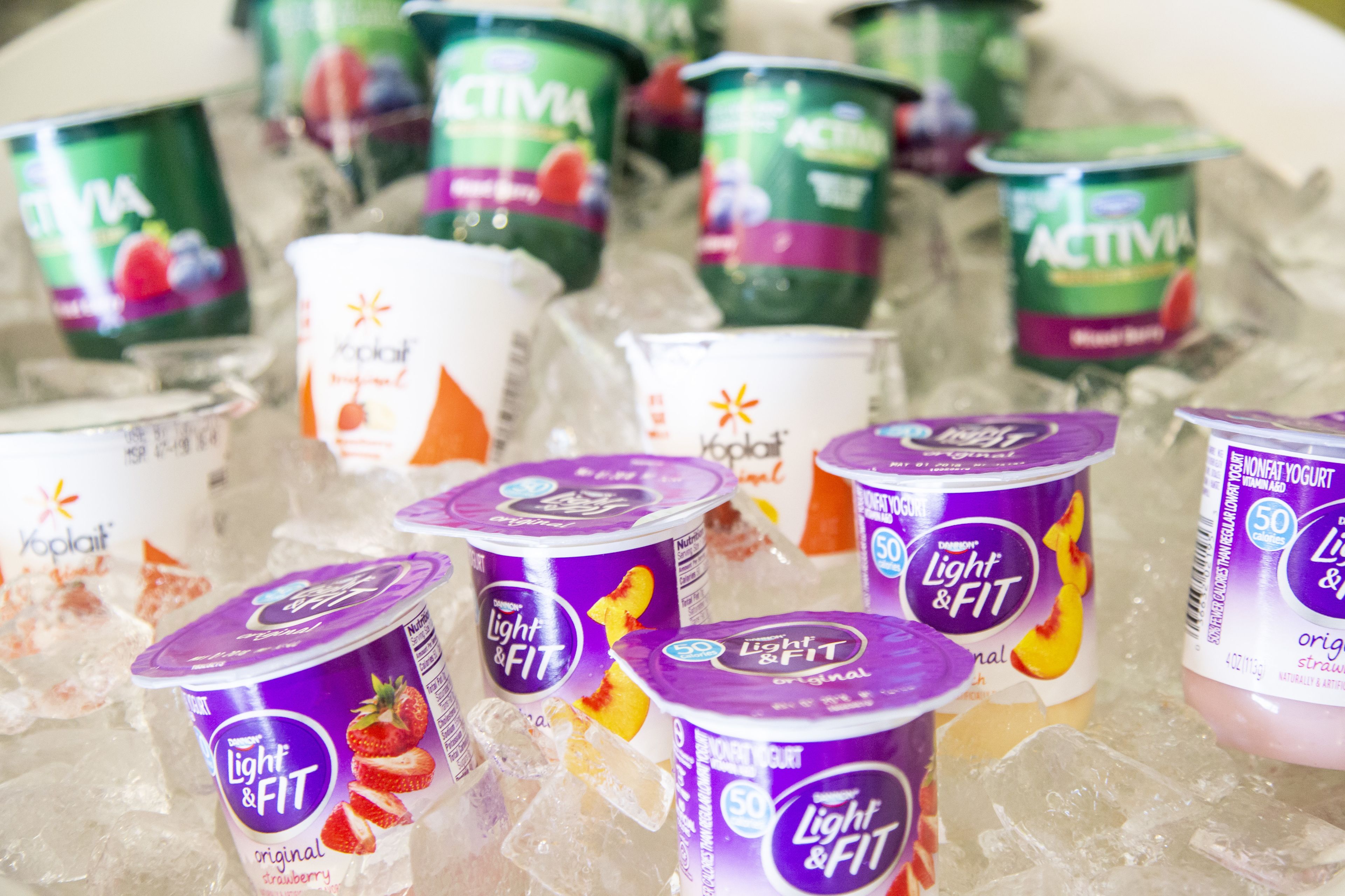 Varios recipientes de yogur sobre hielo.