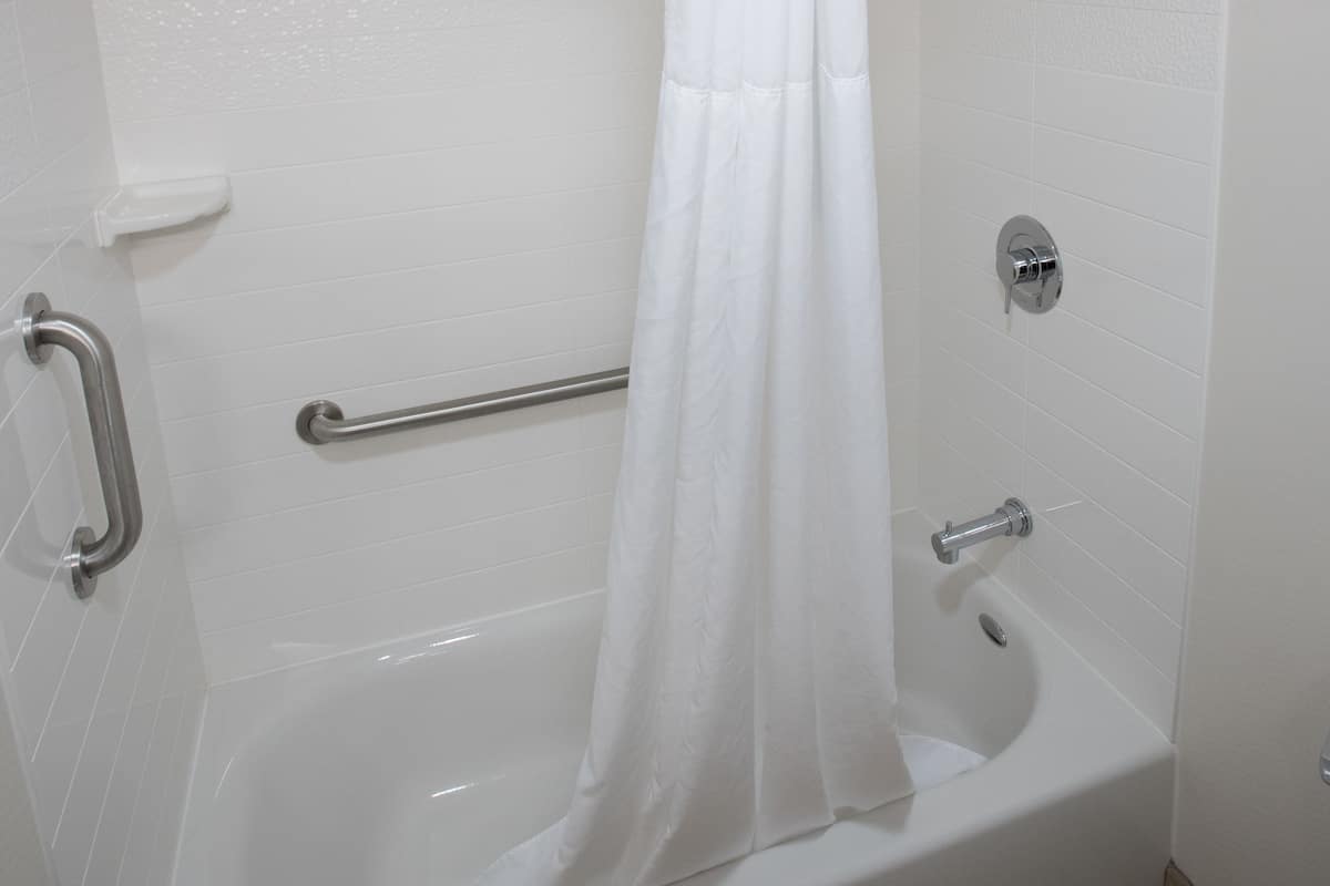 Combined shower/bathtub, free toiletries, hair dryer, towels