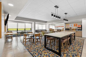 Breakfast area - Hampton Inn by Hilton Youngstown-West I-80 (Austintown)
