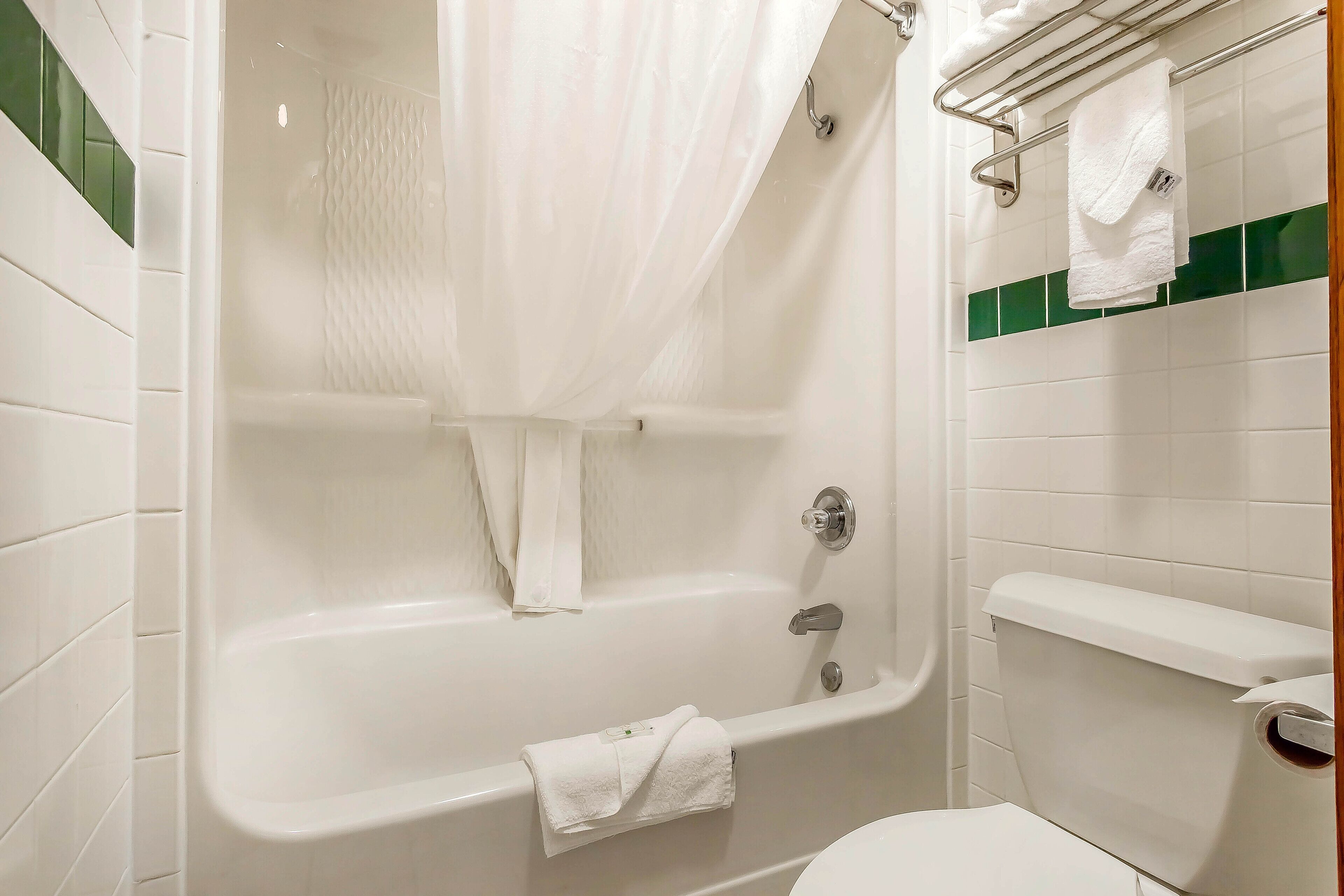 Standard Room, 1 King Bed, Non Smoking | Bathroom