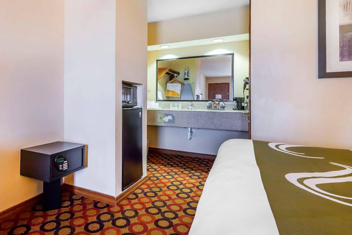 Coffres-forts dans les chambres, bureau, fer et planche à repasser