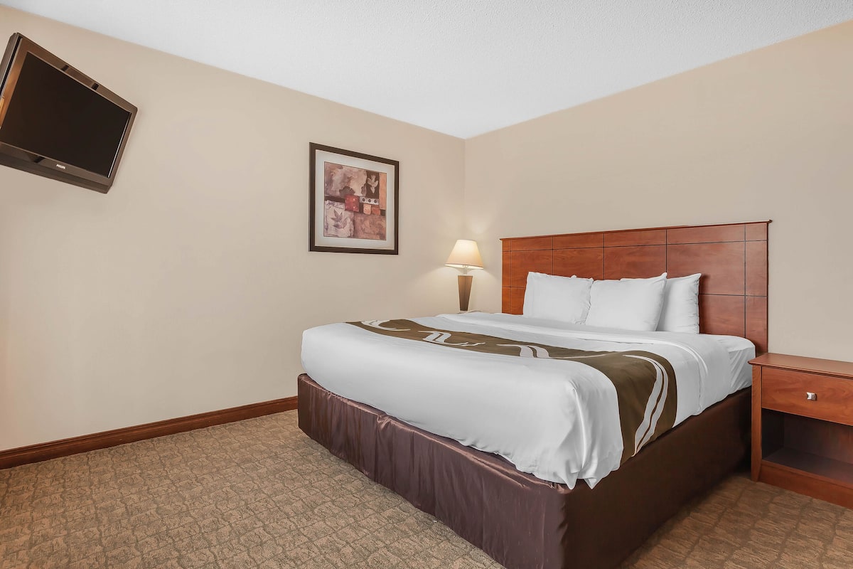 Suite, 1 King Bed, Non Smoking | In-room safe, desk, iron/ironing board, free cribs/infant beds