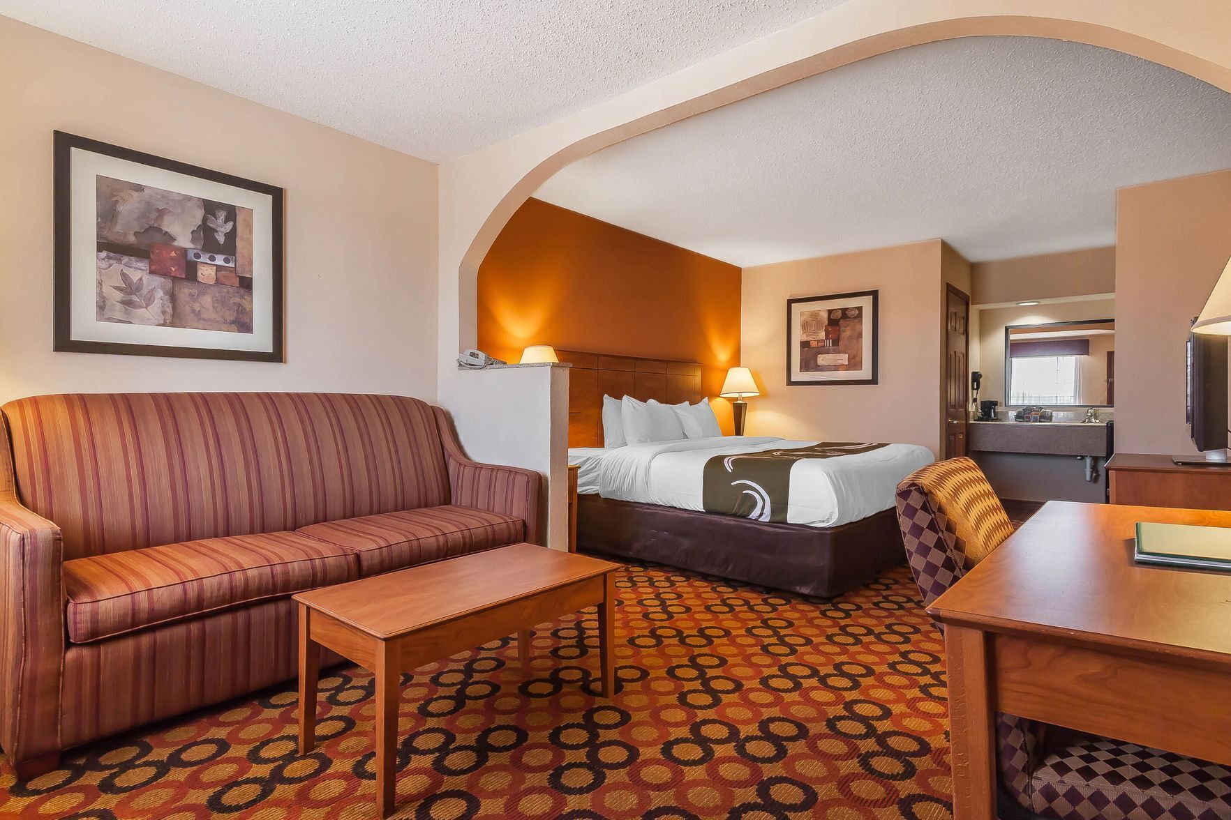 Cofres nos quartos, escrivaninha, ferros/tábuas de passar roupa