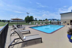 Piscina stagionale all'aperto, lettini