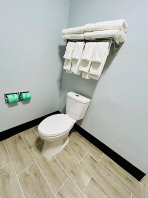 办公桌、笔记本电脑工作区、熨斗/熨衣板、免费 WiFi