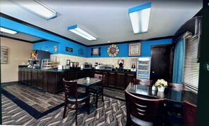 Petit déjeuner en libre-service compris tous les jours